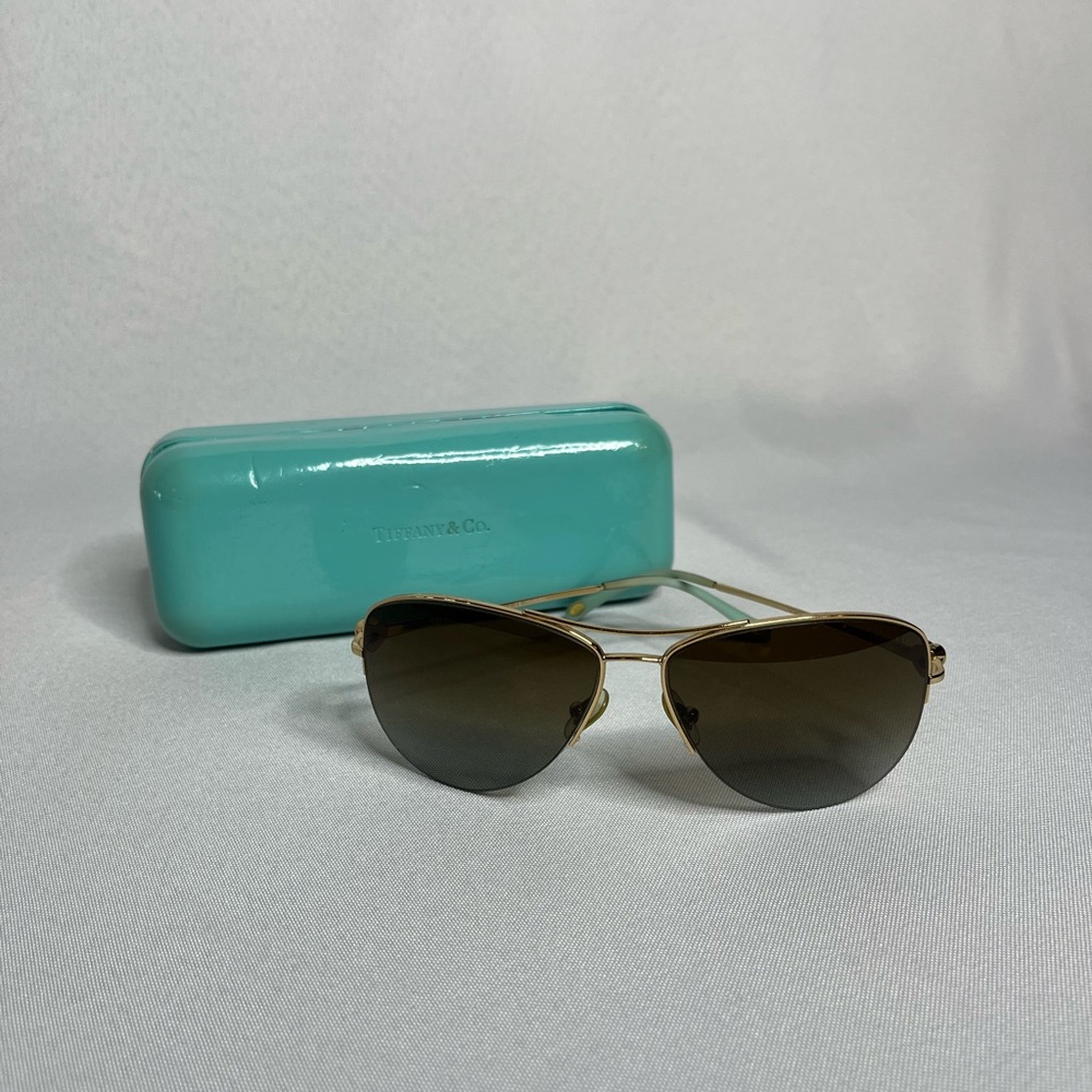 Tiffany & Co. Heart Charm Aviator Sunglasses – Gold Frame with Gradient Lenses